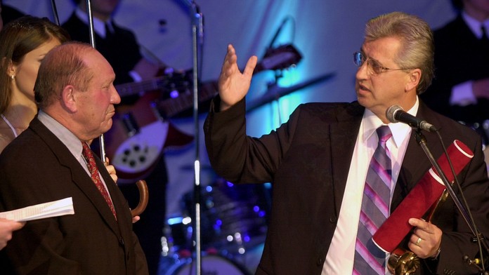 Na snímke Stanislav Neveselý (vľavo) uvádza do Siene slávy Vincenta Lukáča (vpravo).