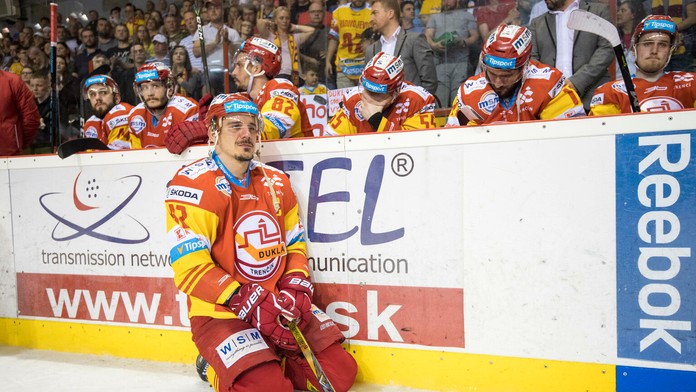 Smutní hráči Trenčína po prehre v siedmom zápase finále, na kolenách kapitán Branko Radivojevič.