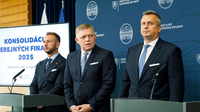 Na snímke zľava Matúš Šutaj Eštok (Hlas-SD), Robert Fico (Smer-SD) a Andrej Danko (SNS)