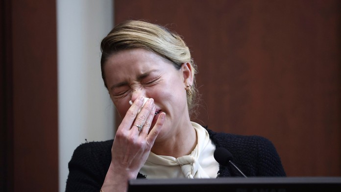 Amber Heard sa na súde zložila. Jej opis sexuálneho útoku nie je pre maloletých