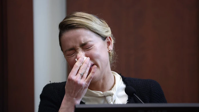 Amber Heard sa na súde zložila. Jej opis sexuálneho útoku nie je pre maloletých