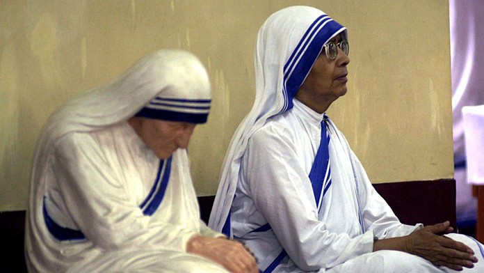 Sestra Nirmala počas modlitieb vedľa sochy Matky Terezy v roku 2002