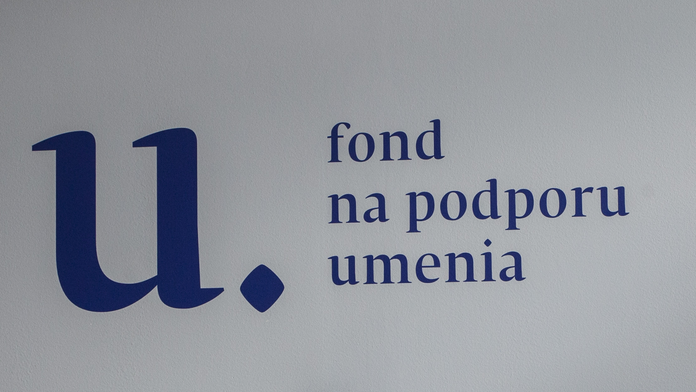 Zamestnanci FPU našli v kanceláriách odpočúvacie zariadenia. Prstom ukazujú na riaditeľa