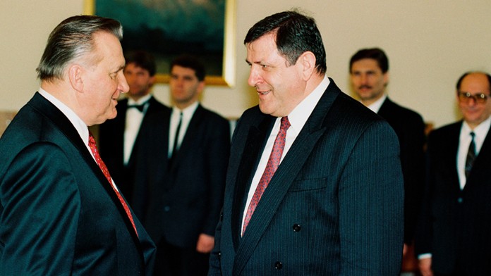 Na snímke z 2.marca 1993 gratuluje premiér Vladimír Mečiar Michalovi Kováčovi k zvoleniu za prezidenta.