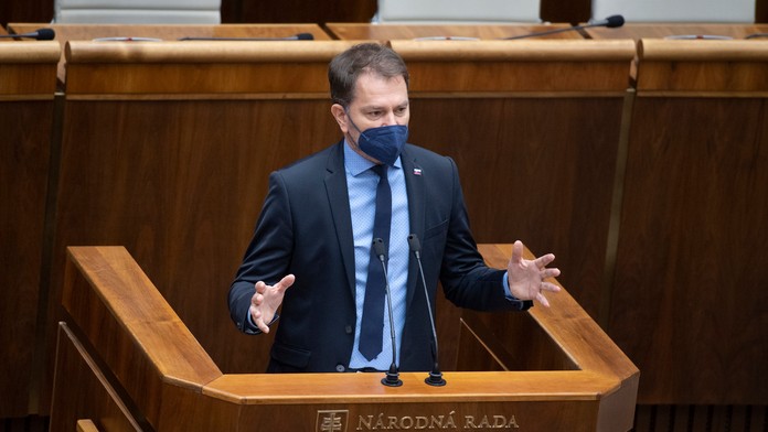 Igor Matovič reční počas návrhu v súvislosti s motivačnými 500-eurovými poukážkami pre seniorov.