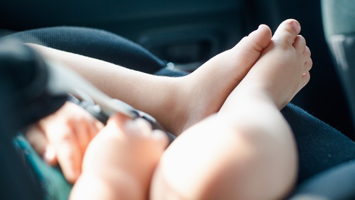 Dieťa v autosedačke.