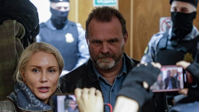 Otec ruskej školáčky, ktorá nakreslila obrázok proti vojne, žiadal trest smrti