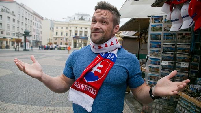 Chris Powell dostal šál so slovenským znakom