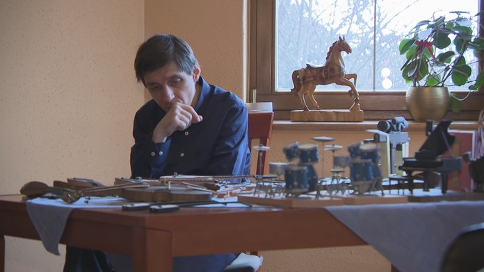 Jeho výtvory sú na nerozoznanie od predlôh. Erich je hendikepovaný umelec vyrábajúci miniatúrne hudobné nástroje