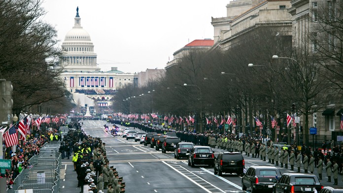 Kolóna aút s Donaldom Trumpom a Barackom Obamom prechádza po aleji Pennsylvania Avenue do Kapitolu na inauguráciu 45. prezidenta