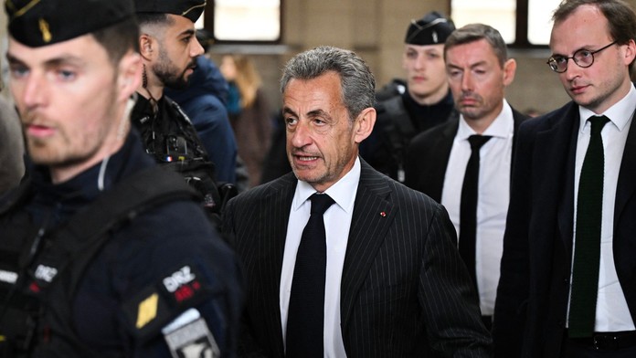 Sarkozy je vinný, verdikt potvrdil Najvyšší súd. Exprezident bude nosiť monitorovací náramok