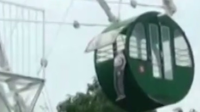 Chlapec je zaseknutý medzi tyčami.