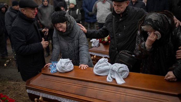 Pohreb jednej z obetí ruského útoku v Dnipre.