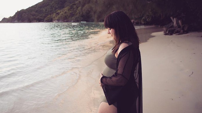 Zľava Rasmus Andersson, Austin Czarnik a Mark Jankowski z Calgary oslavujú gól proti NY Islanders.