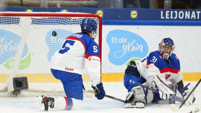 Bojovný výkon Slovákov na favorita nestačil. Po prehre s USA si na MS do 18 rokov zahrajú o bronz