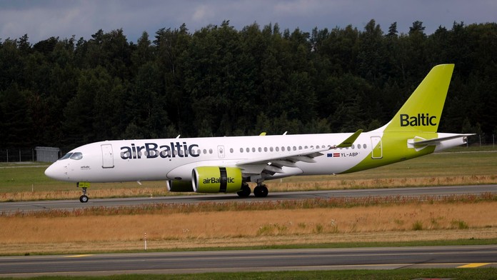 Hlasovanie o lietadlách v Pobaltí sa zvrhlo. Česi sa postarali o to, že na jednom stroji sa objaví vulgárny názov