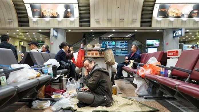 Keď mu rodina dala ultimátum, voľba bola jasná. Číňan už 14 rokov žije na letisku