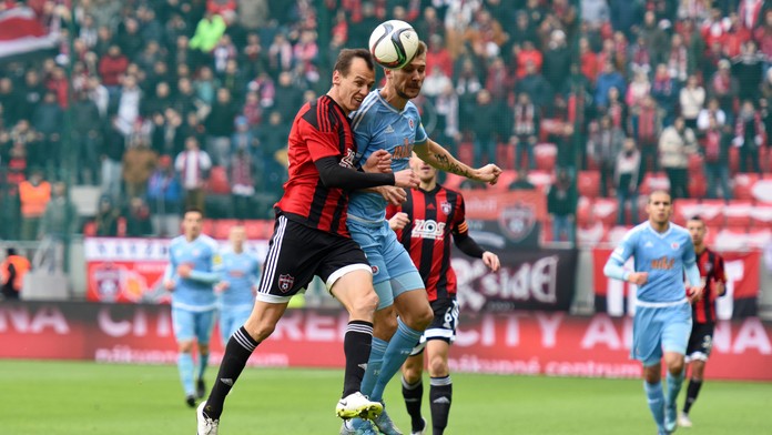 Na snímke vľavo hráč Trnavy Martin Tóth a hráč Slovana Tamás Priskin 