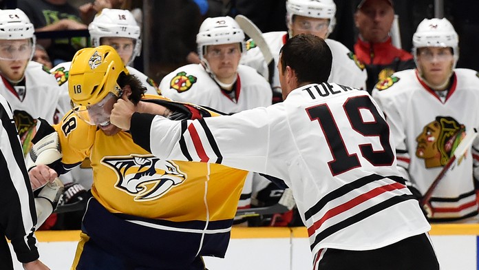 Bitka v zápase Nashville - Chicago. James Neal vs. Jonathan Toews.