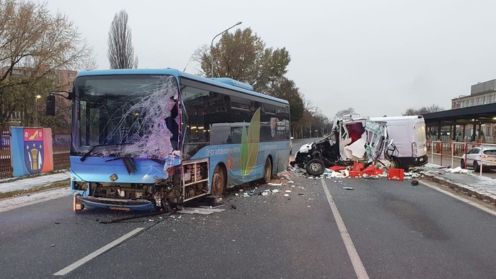 Zrážka dodávky s autobusom