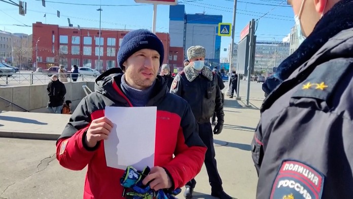 Absurdné zatýkanie v Rusku: Polícia zadržala muža, ktorý stál s prázdnym bielym papierom