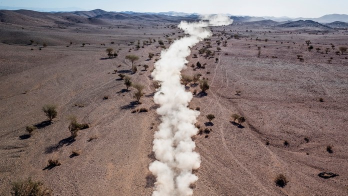 Pred neapolskou nemocnicou nastal výbuch. Obrovský kráter pohltil autá