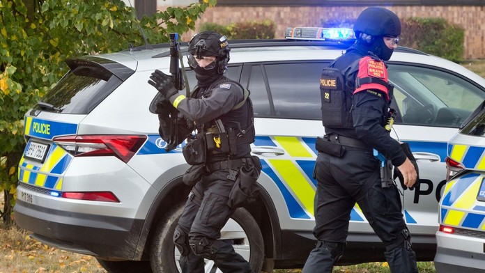 Jednu ženu znásilnil, druhú brutálne dobil na smrť. Po českého lekára si prišlo policajné komando