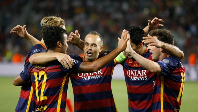 Hráči FC Barcelona sa tešia po strelení gólu do Brány FC Sevilla v Superpohári.