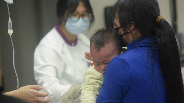 Vírus, ktorý sa šíri v Číne, sa objavil aj u našich susedov. Pandémia ako pri covide podľa vedcov nehrozí