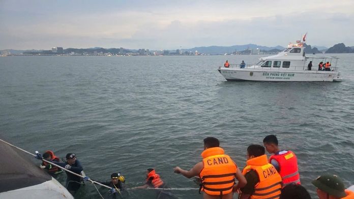 Vo Vietname sa prevrátila loď plná turistov. Zahynulo najmenej 34 ľudí