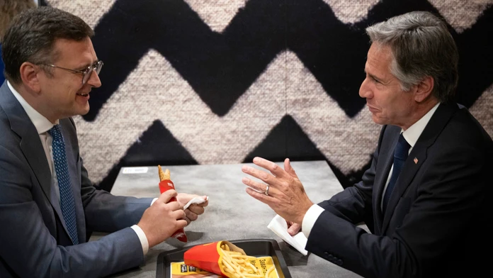 Kuleba s Blinkenom sa zastavili v kyjevskej reštaurácií rýchleho občerstvenia McDonald's.