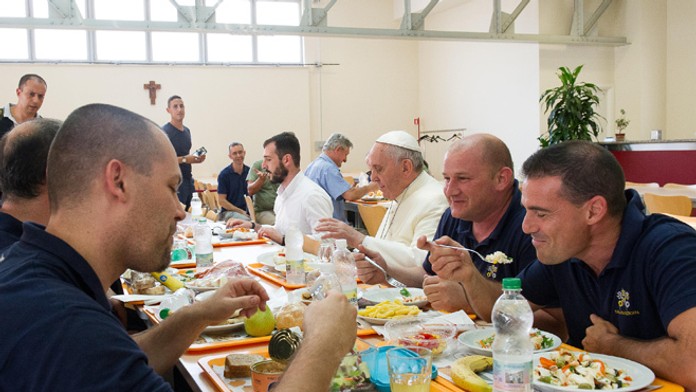 Pápež sa naobedoval v zamestnaneckej jedálni.