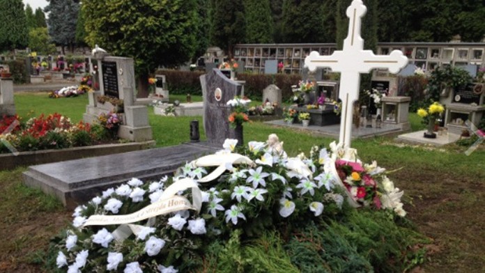 Hrob Elišky zdobí len kríž bez mena