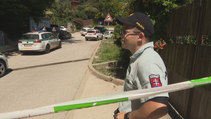 Pri požiari chatky v Bratislave postrelili hasiča, polícia našla telo údajného strelca. To však nebolo to najhoršie...