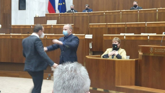 V slovenskom parlamente je občas poriadne horúco.