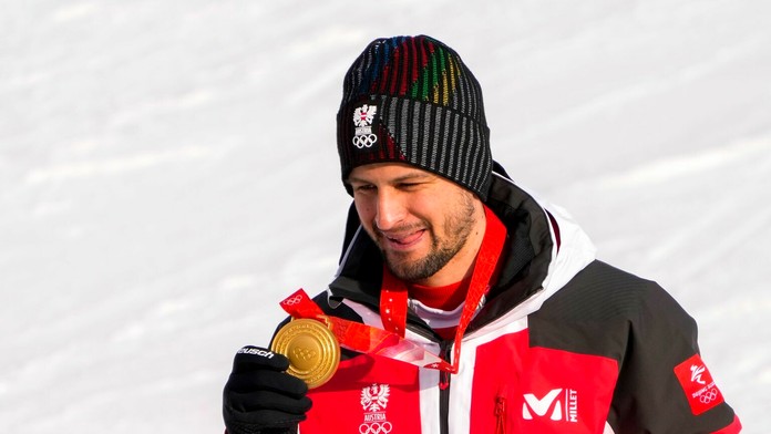 Rakúsky lyžiar Johannes Strolz sa teší zo zlatej medaily v alpskej kombinácii mužov.