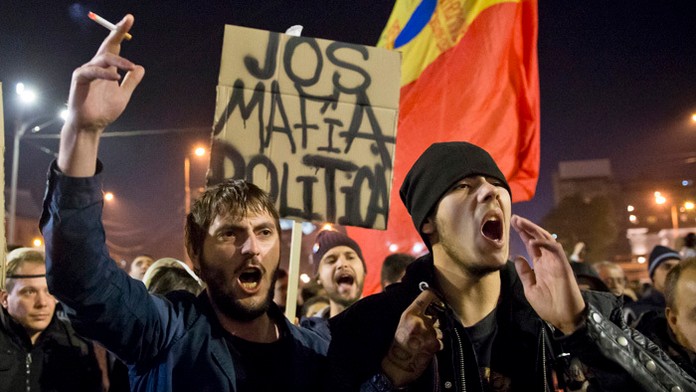 Viac ako 10.000 ľudí demonštrovalo v stredu večer v Bukurešti a ďalších rumunských mestách.