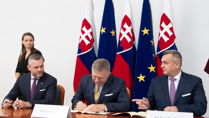 Na snímke predsedovia strán podpisujú koaličnú zmluvu (október 2023)