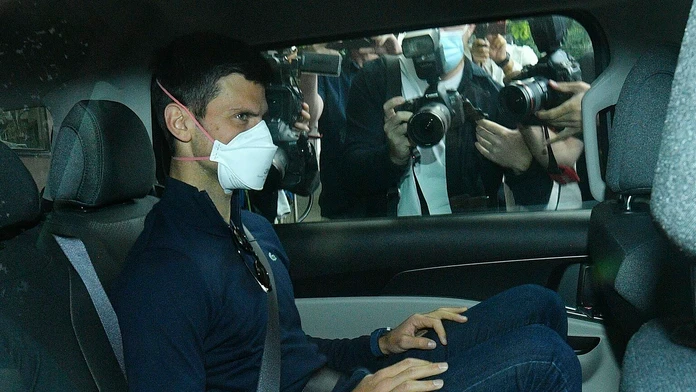 Novak Djokovič na ceste na federálny súd, ktorý rozhodoval o jeho odvolaní.