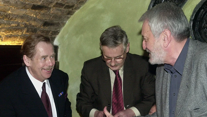 Stretnutie priateľov v známej bratislavskej vinárni - Václav Havel, Juraj Slezáček a Milan Lasica (2003)