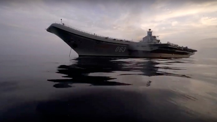 Ruská lietadlová loď Admiral Kuznecov sa plaví počas misie vo východnej časti Stredozemného mora.