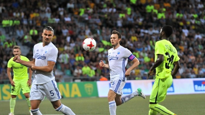 Zľava Erik Johansson, Wiliam Kvist (obaja FC Kodaň) a Yusuf Otubanjo zo Žiliny v prvom dueli 2. predkola LM.