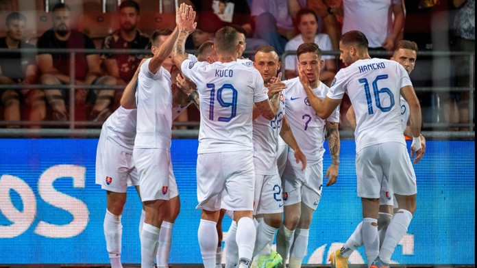 Na snímke futbalisti Slovenska sa tešia z gólu