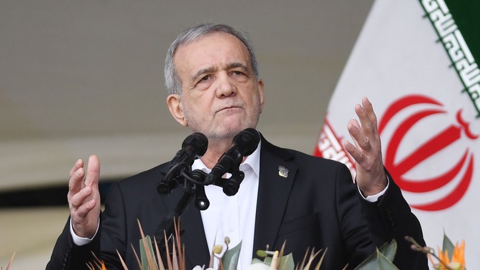 Iránsky prezident sa ospravedlnil susedom za útoky. Vyhlásil, že krajina sa nevzdá