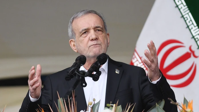 Iránsky prezident sa ospravedlnil susedom za útoky. Vyhlásil, že krajina sa nevzdá
