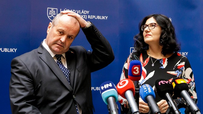 Na snímke zľava minister obrany SR Peter Gajdoš a ministerka školstva, vedy, výskumu a športu SR Martina Lubyová.
