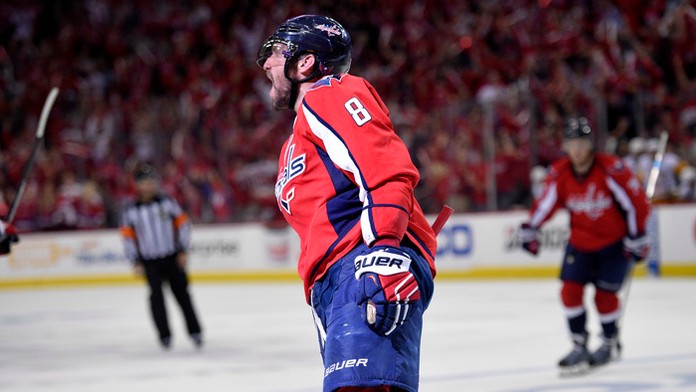 Kapitán Washingtonu Capitals Alex Ovečkin sa teší po strelení gólu.