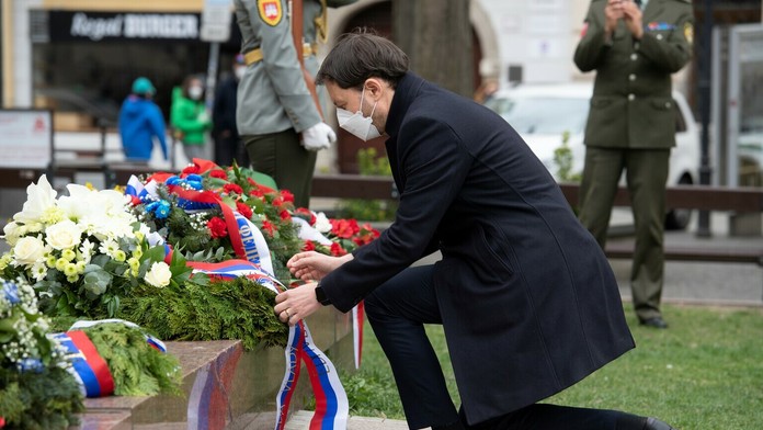 Eduard Heger položil veniec k pamätníku na Námestí Eugena Suchoňa.