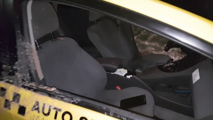 Auto taxikára po útoku mestského policajta z Novej Bane. 