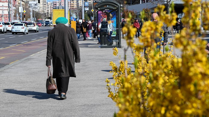 ľudia, jar, dôchodca, nákup, bratislava